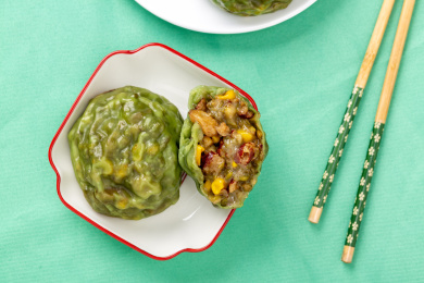 盘子里掰开的绿色五谷杂粮粘豆包