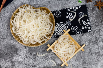 灰色背景上的小银鱼