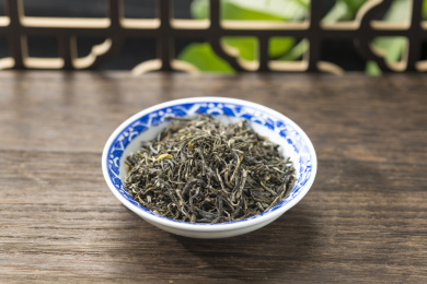 茉莉花茶摆放在古窗棂前