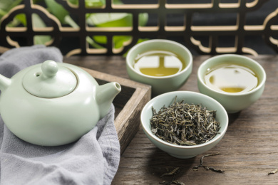 茉莉花茶摆放在古窗棂前