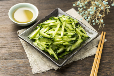一盘黄瓜丝摆放在木桌面上