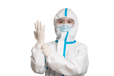 身穿防护服的医务人员正在调整口罩