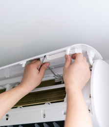 清洗干净的空调在安装零件