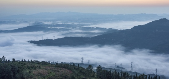 高山沟壑云雾缭绕自然风光