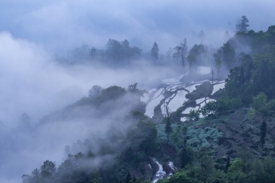 云雾中的宜宾横江古镇