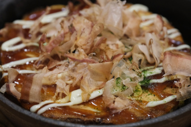 日本传统食物的大阪烧的特写背景