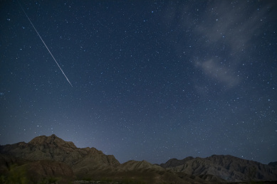 贺兰山夜晚星空中划过的流星