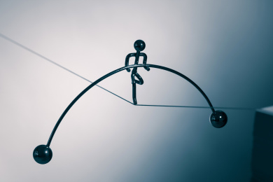 走在绳索上的金属平衡小人