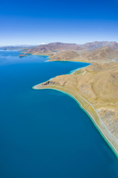 中国西藏山南羊卓雍错湖的风景