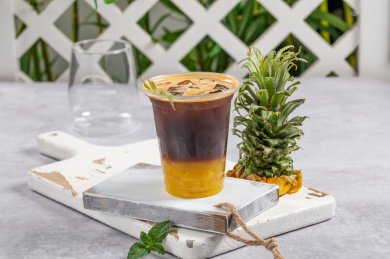 木板上的一杯菠萝咖啡