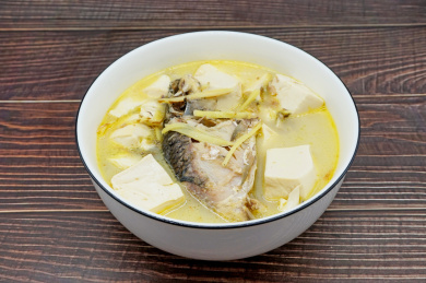 木桌背景一碗鲫鱼豆腐汤