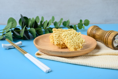 桌面上的盘子里的美味可口的干脆面