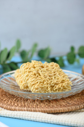 桌面上的盘子里的美味可口的干脆面