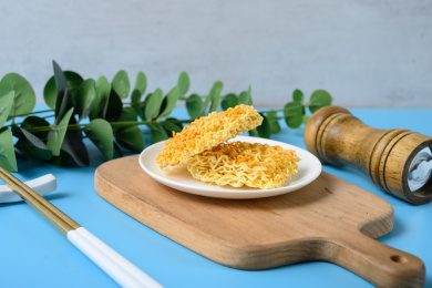 桌面上的盘子里的美味可口的干脆面