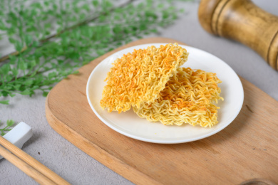 桌面上的盘子里的美味可口的干脆面