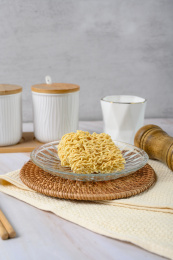 桌面上的盘子里的美味可口的干脆面