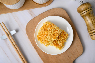 桌面上的盘子里的美味可口的干脆面