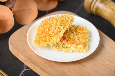 桌面上的盘子里的美味可口的干脆面