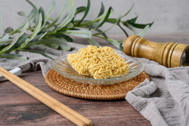 桌面上的盘子里的美味可口的干脆面