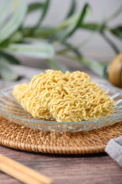 桌面上的盘子里的美味可口的干脆面