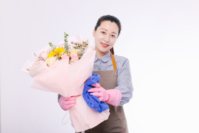 节日里收到鲜花的亚洲年轻女生