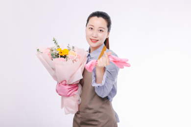 节日里收到鲜花的亚洲年轻女生