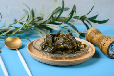 桌面上的盘子里的美味可口的盐渍海带