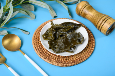 桌面上的盘子里的美味可口的盐渍海带