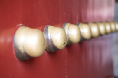 红漆大门上的铜钉特写