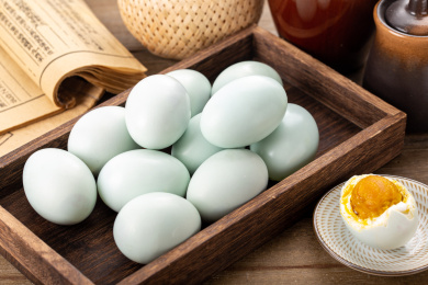 餐盘里的咸鸭蛋