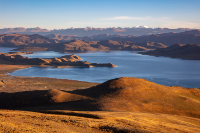 中国西藏鲁日拉观景台看羊卓雍措湖的风景