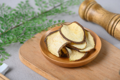 桌面上的盘子里的美味可口的雪梨干