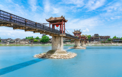 四川成都崇州元通古镇汇江桥和西河里的倒影