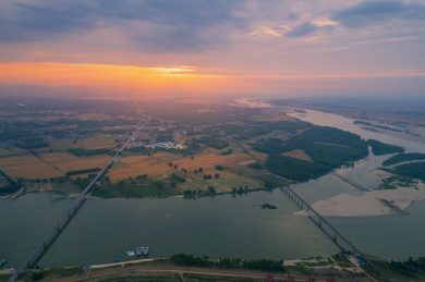 中国湖北荆门钟祥汉江河大桥日落航拍