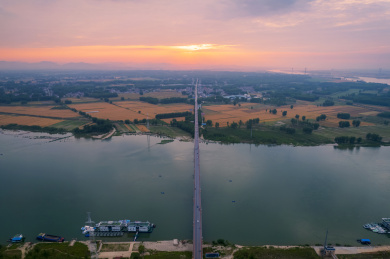 中国湖北荆门钟祥汉江河大桥日落航拍