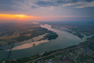 中国湖北荆门钟祥汉江河大桥日落航拍