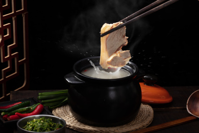 黑色砂锅煲里的牛杂汤羊杂汤浓汤