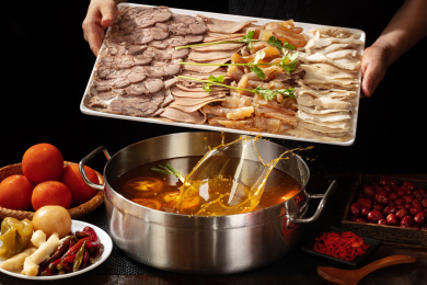 盘里的各种牛肉牛杂配泡椒番茄三鲜火锅汤底