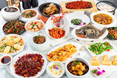 大理石桌上的一桌中式大餐菜