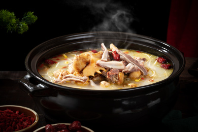 黑色砂锅里的大补红枣枸杞药膳猪肚鸡汤底