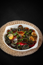 碗里的凉菜松花鹌鹑蛋皮蛋