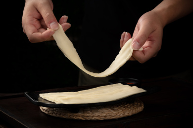 黑盘里的汤锅火锅菜品食材手工现做宽面条