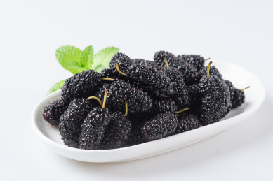 白底上的一盘新鲜桑葚