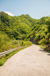 大山中的水泥铺装路局部