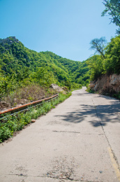 大山中的水泥铺装路局部