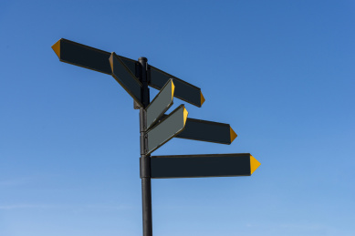 蓝天下路边指示牌