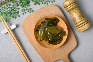 桌面上的盐渍海木耳