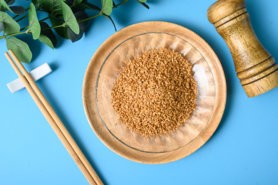 盘子里的熟亚麻籽
