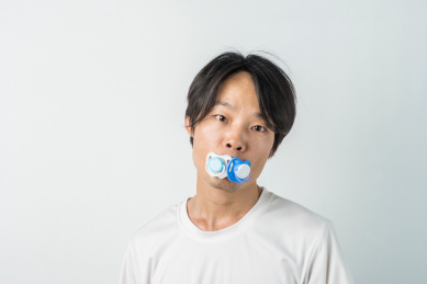 口含安抚奶嘴的白衣成年男子