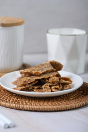 桌面上的盘子里的美味可口的红糖姜